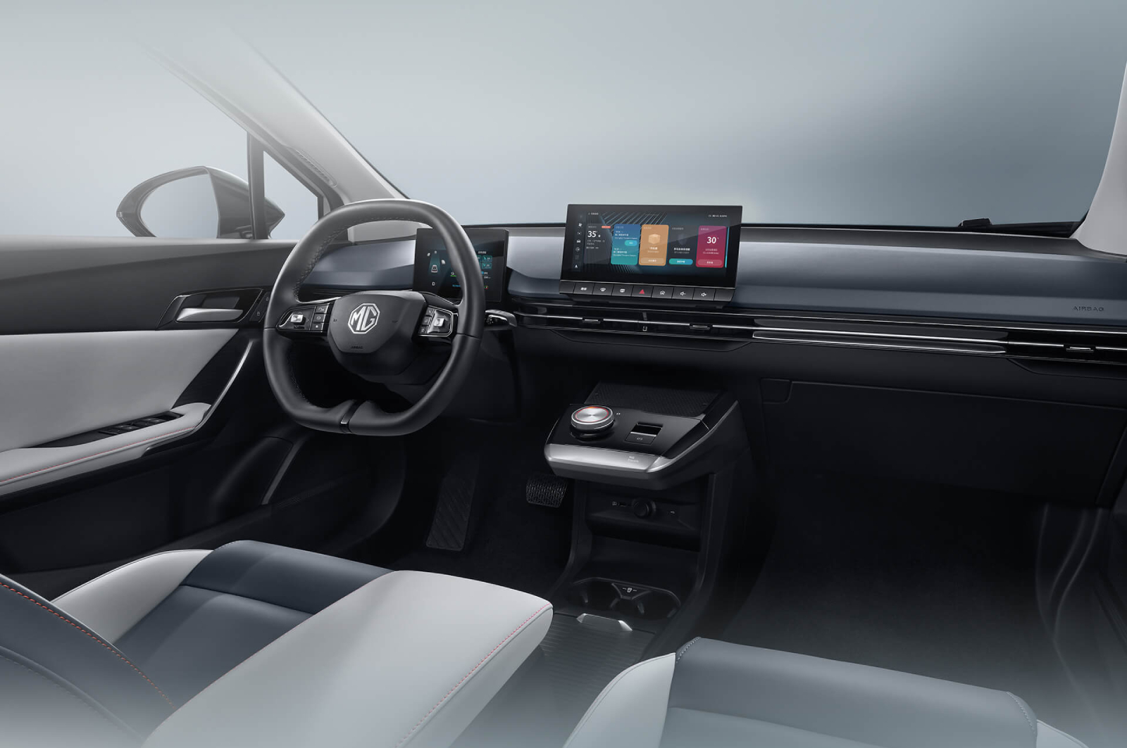 內裝整體簡潔樸素,液晶儀錶尺寸嫌小稍有遺憾