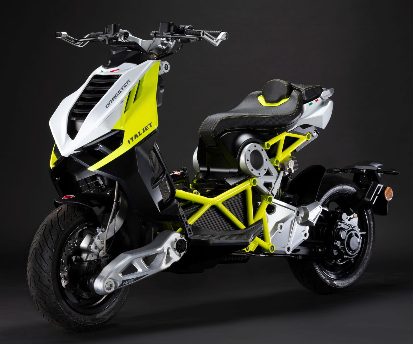 Italjet Dragster 500GP承襲了家族高顏值的基因，並配備更大的動力