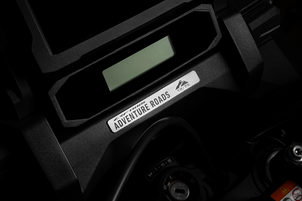 雖然外觀都是採用相同的藍、白、紅配色，但每一輛車都將會有自己專屬的銘牌編號