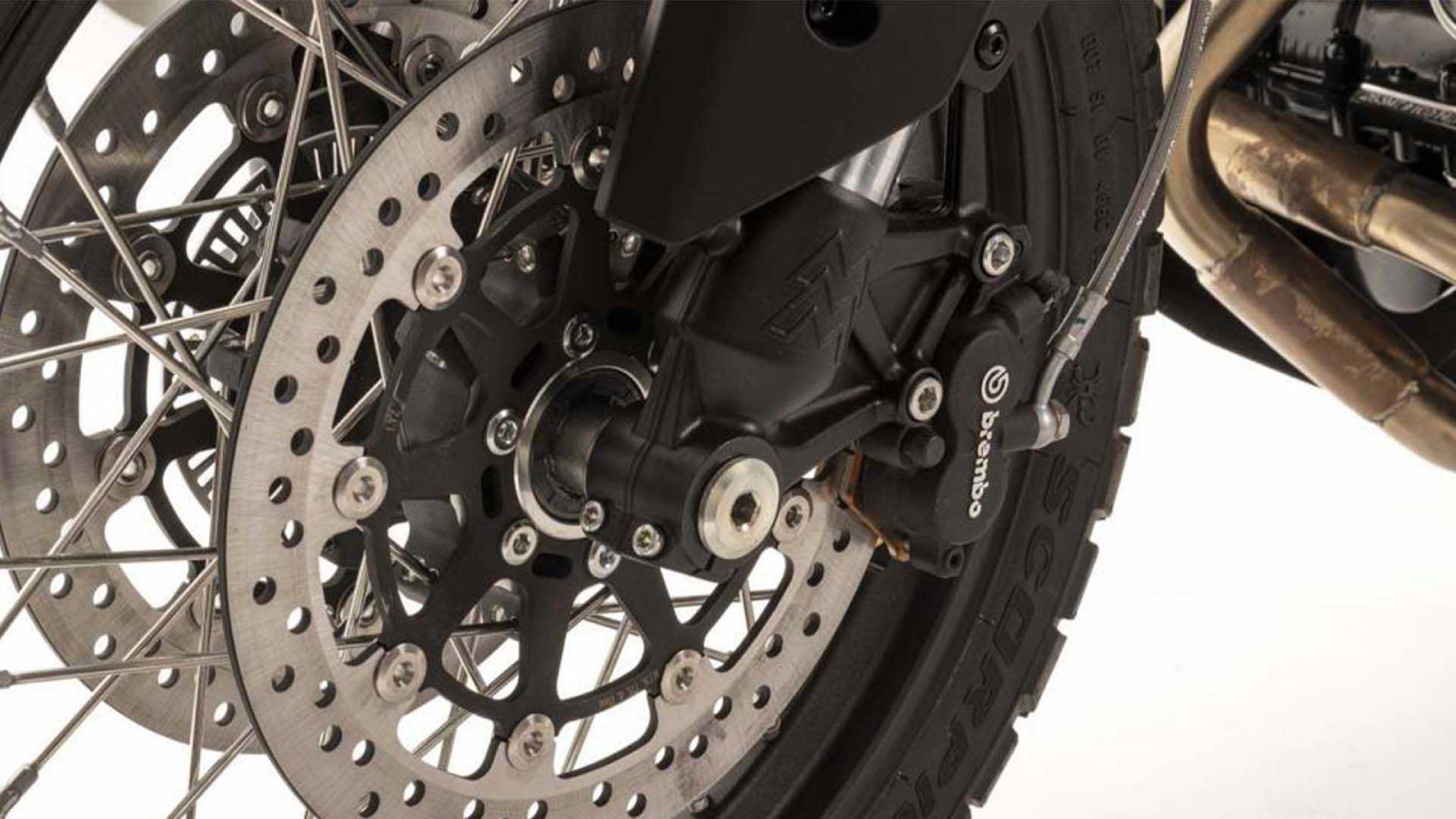 搭載前雙碟以及Brembo四活塞卡鉗，實屬上乘