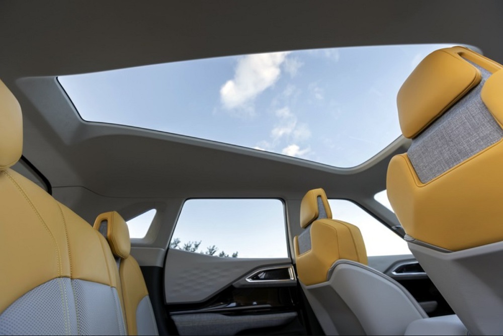 就連天窗的造型也和以往我們看到的全景天窗不太一樣