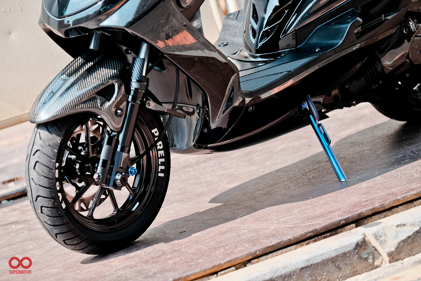 訂做的全鈦側柱，採用無腳座設計創造一種插入地面的極簡感受