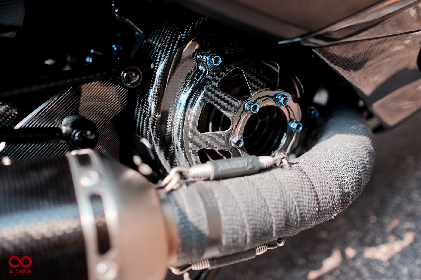 鑽孔鎖上鈦螺絲拉上鋼索，細節完全不放過