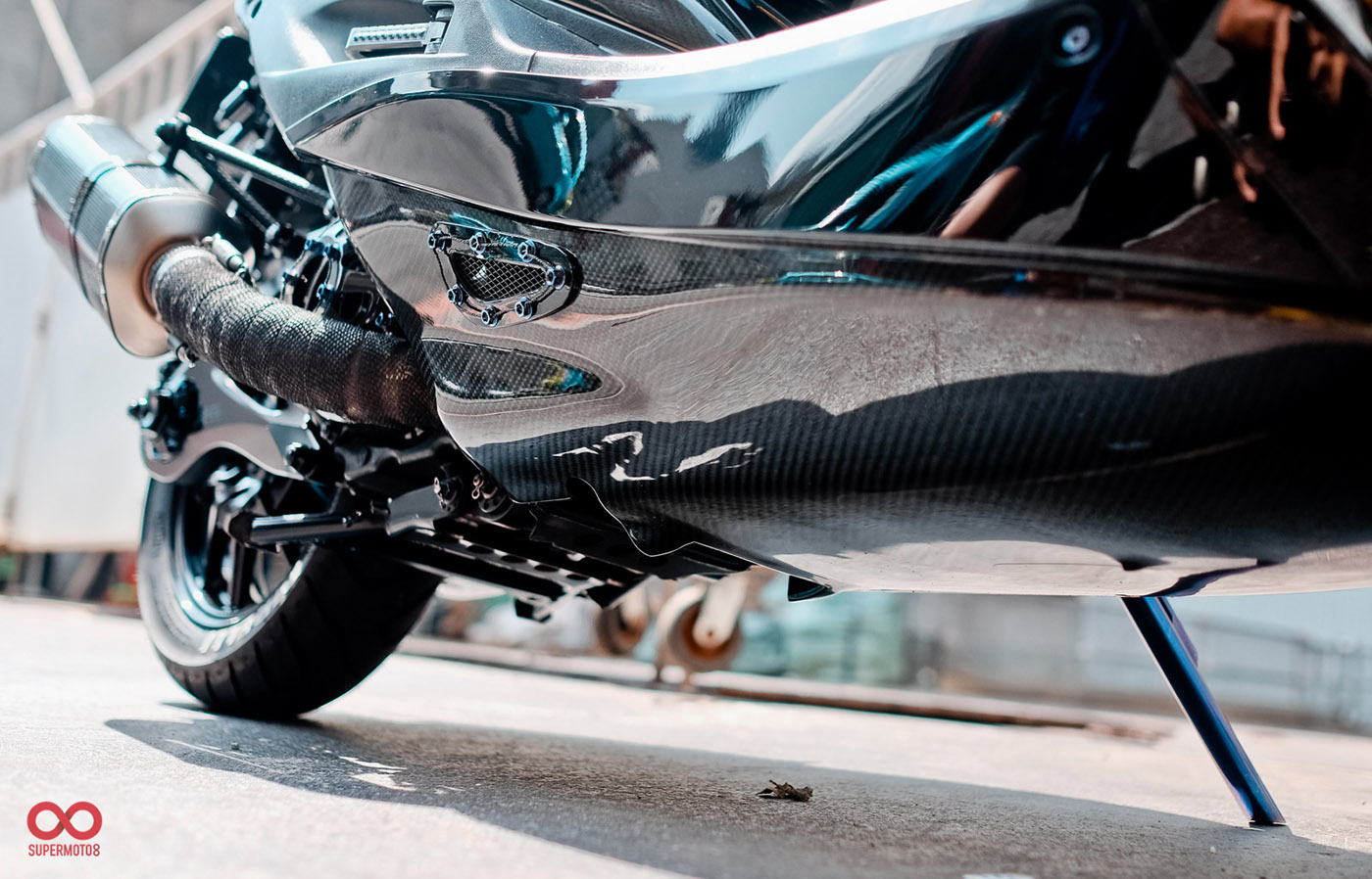 看不到的地方都要求完美！車底大面積碳纖維包覆質感一拜