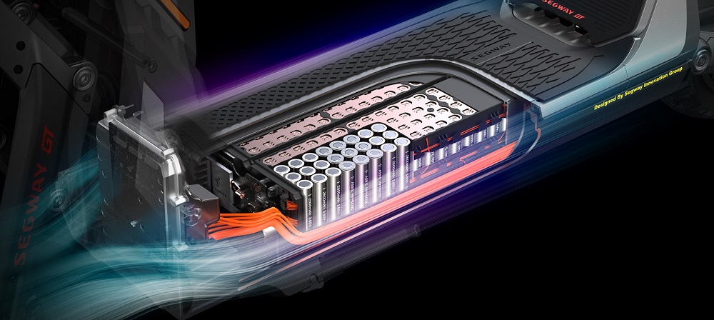 SuperScooter GT擁有1512 Wh的電池容量，最高可擁有90km續航里程