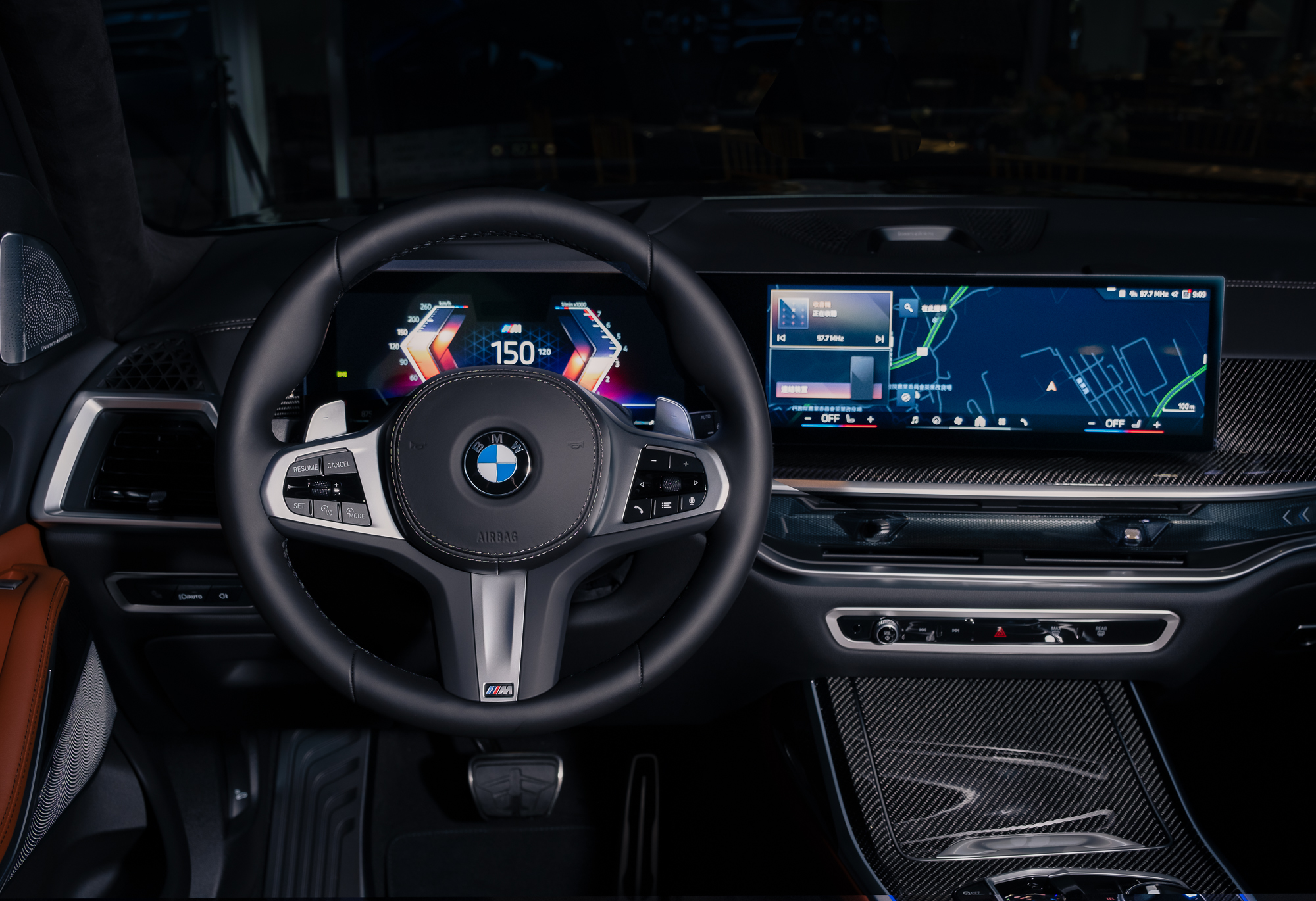 全新2025年式BMW X7 xDrive40i M EXCELLENCE特仕版融合精煉質感與前衛科技，擘劃未來世代座艙氛圍。具備懸浮式曲面螢幕、AR擴增實境導航與車況抬頭顯示器，結合了無線智慧手機整合系統、手機無線充電與BMW數位鑰匙2.0，帶來更為流暢愜意的用車體驗。