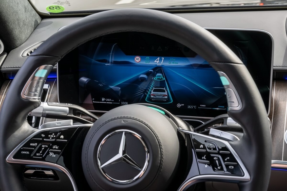 方向盤上綠燈亮起代表駕駛可以開啟Drive Pilot並讓車輛自行行駛