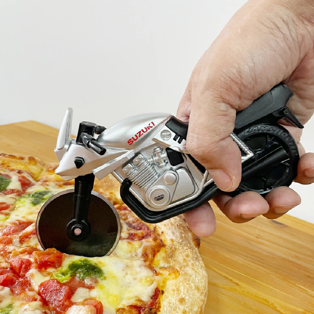 整組披薩刀採用的正是Suzuki Katana的造型，刀片為不鏽鋼材質、車身為ABS樹脂材質