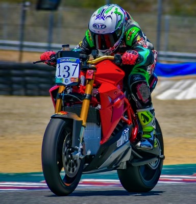 在 Energica Eva Ribelle RS 上高速行駛的 Mesa。