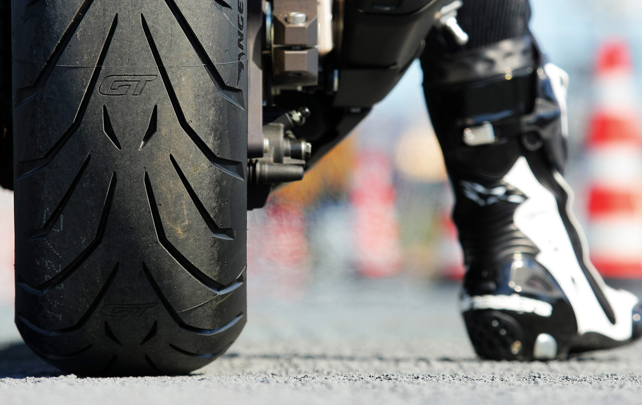 倍耐力強調的是從新胎開始到換胎前都有一致優異性能表現的「可用里程數」(性能里程)。