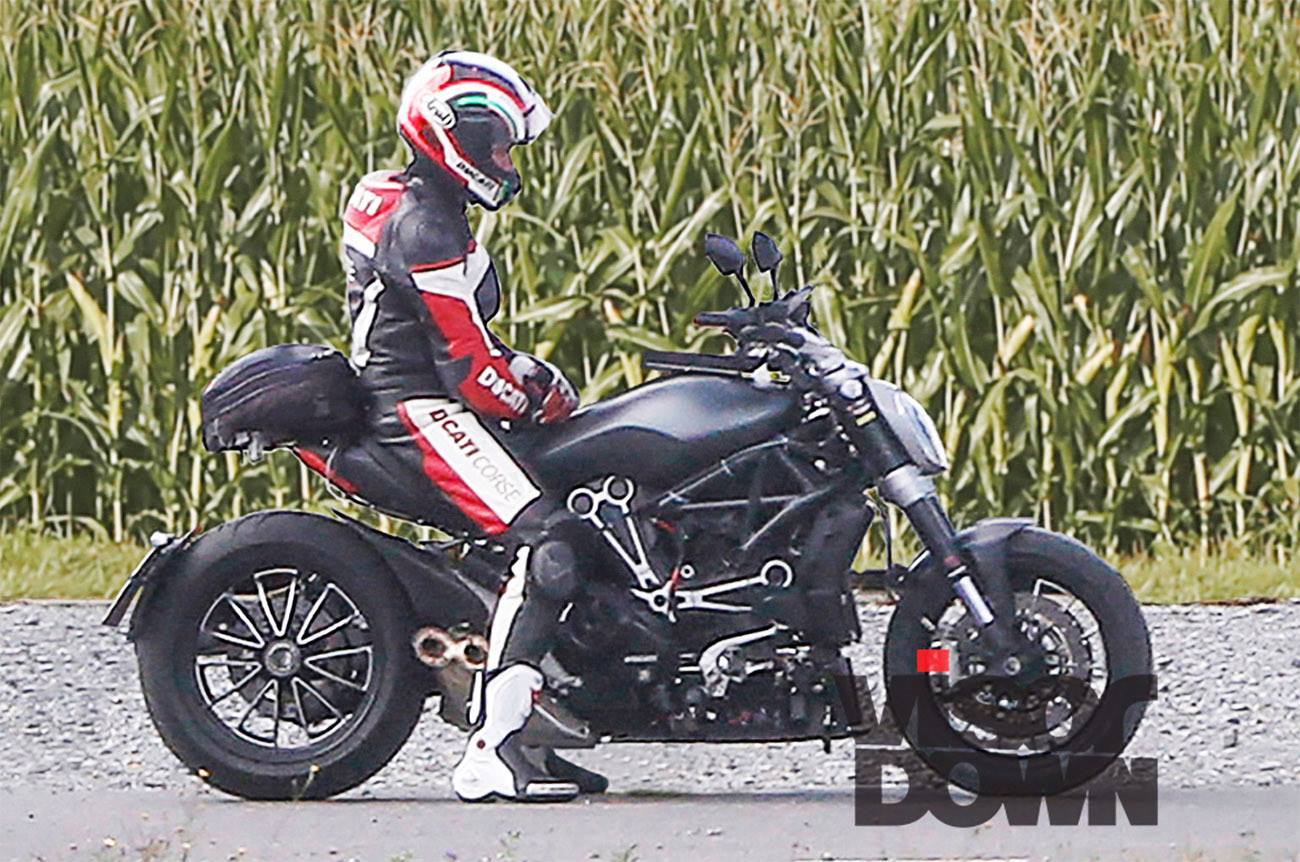 近期在歐美雜誌出現的新一代DIAVEL路測照，其實比對各媒體的照片皆為同一角度，應該是DUCATI官方私下釋出測市場水溫的試車照片。