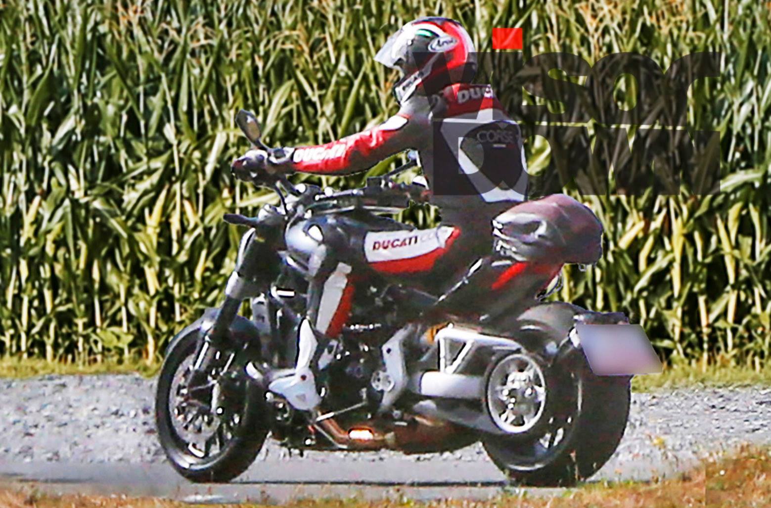 新款DIAVEL的後搖臂尺寸變小之外，疑似也改為美式機車慣用皮帶傳動設計。