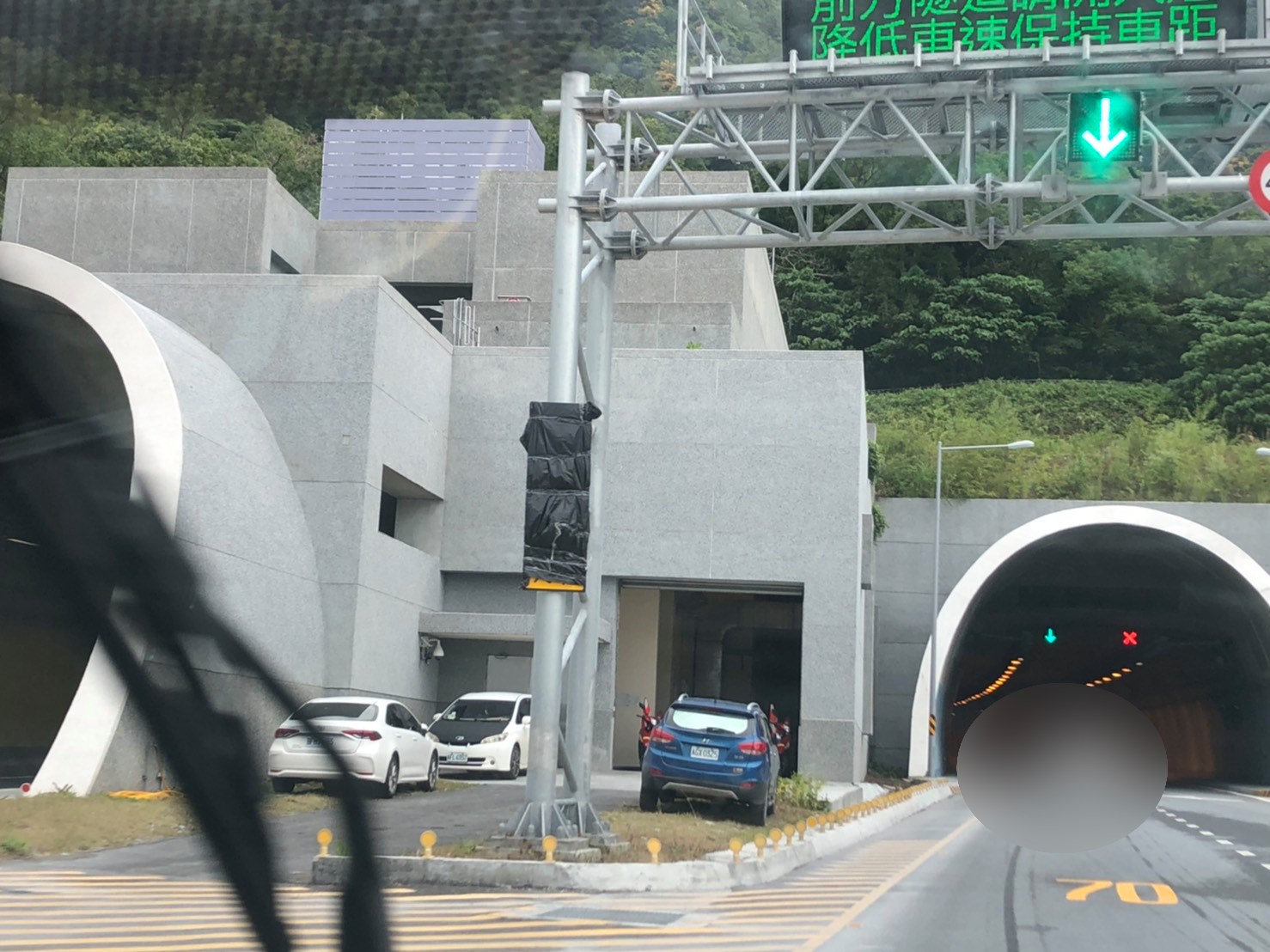 蘇花改的區間測速再爆出資安疑慮後,被包上黑色垃圾袋遮蓋。圖片來源.Leo, that Taiwanese. 理觀點.