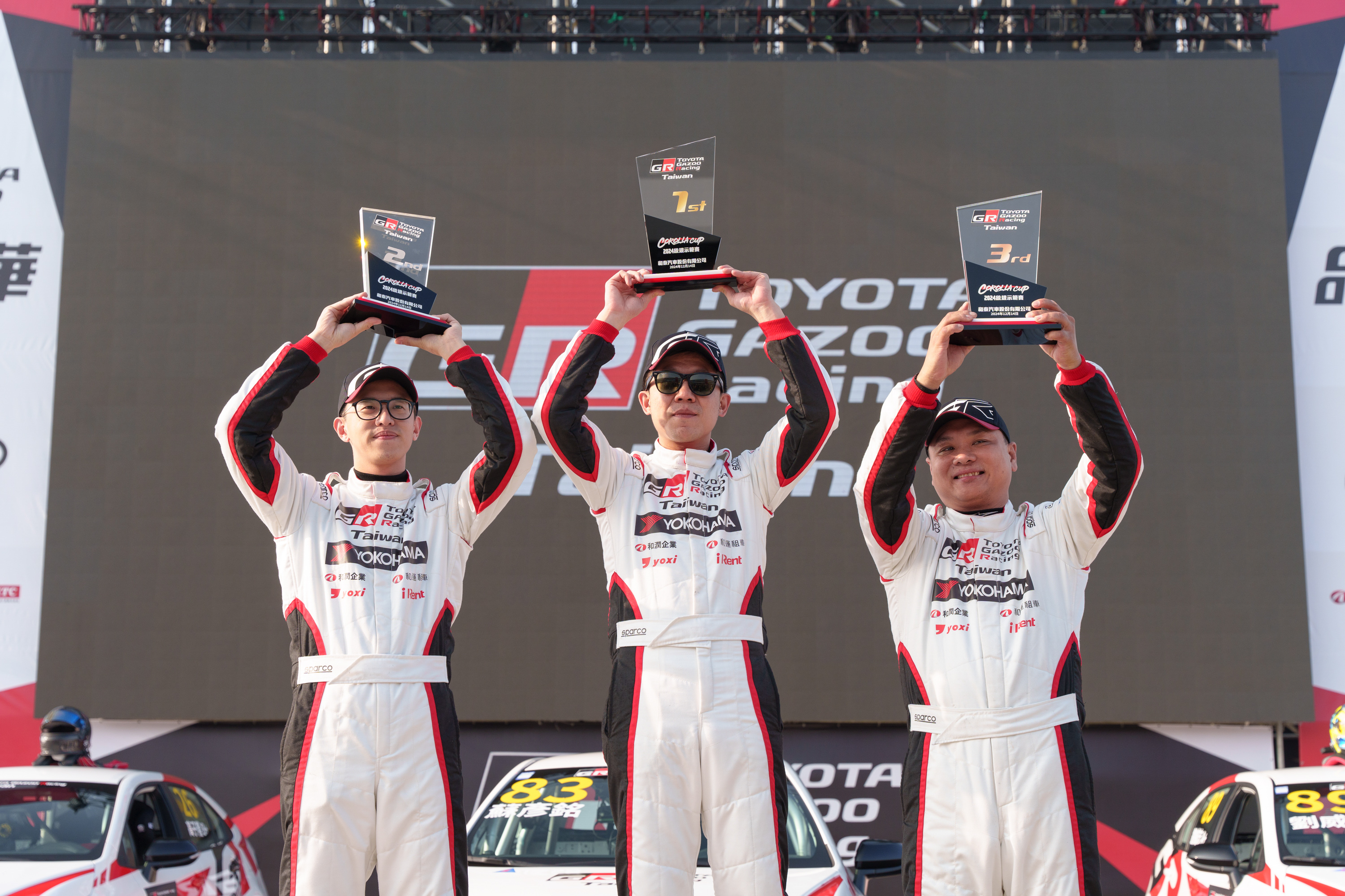 Corolla Cup統規示範賽由12位專業車手同場競技， 由和泰汽車韓志剛協理為比賽前三名得主─蘇彥銘(中)、高子隆(左)、劉威志(右)頒獎。