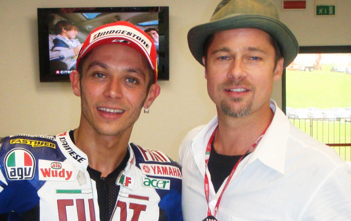 擁有許多經典機車的布萊德・彼特,對機車運動非常熱愛, 時常會在MotoGP場邊看到他的身影