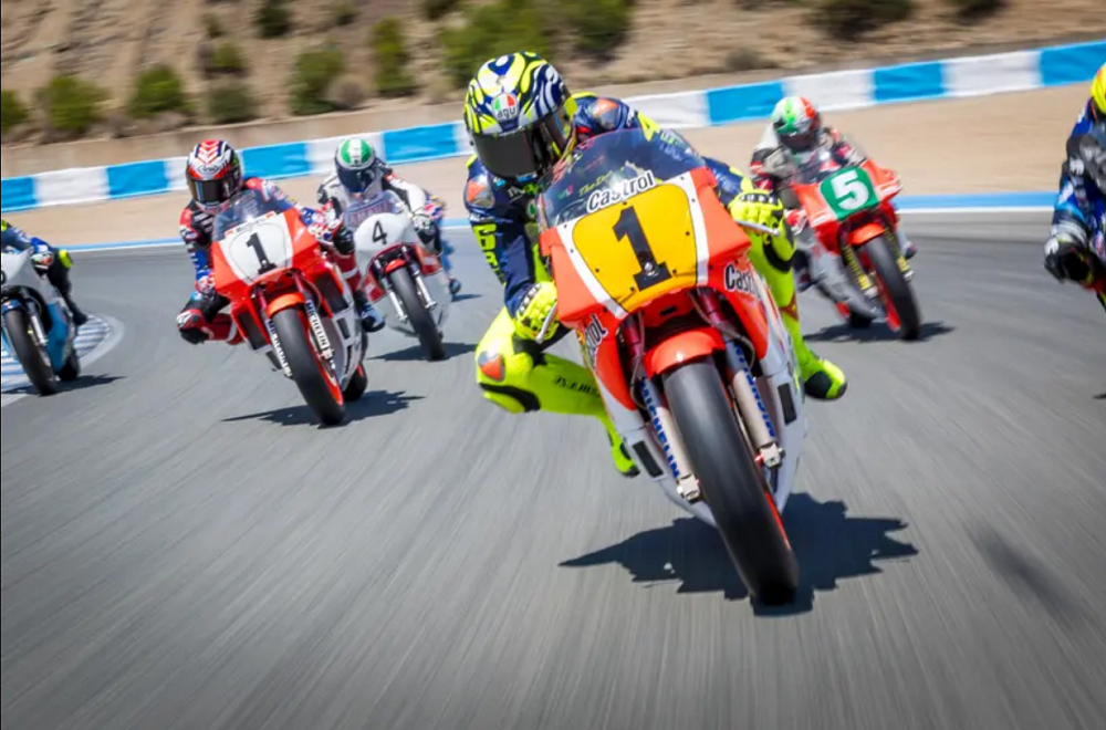 除了騎乘YZF-R1之外,官方還舉行了一場YZR500騎乘活動,Rossi騎乘的還是1986年奪冠的車款