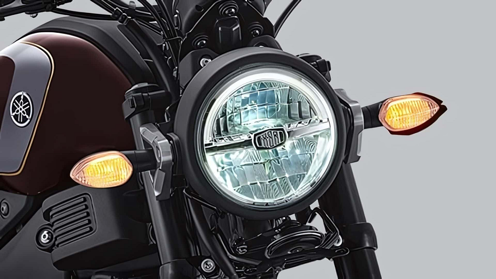 XSR155採用圓形頭燈，為了配合現代化的設計採用LED燈具