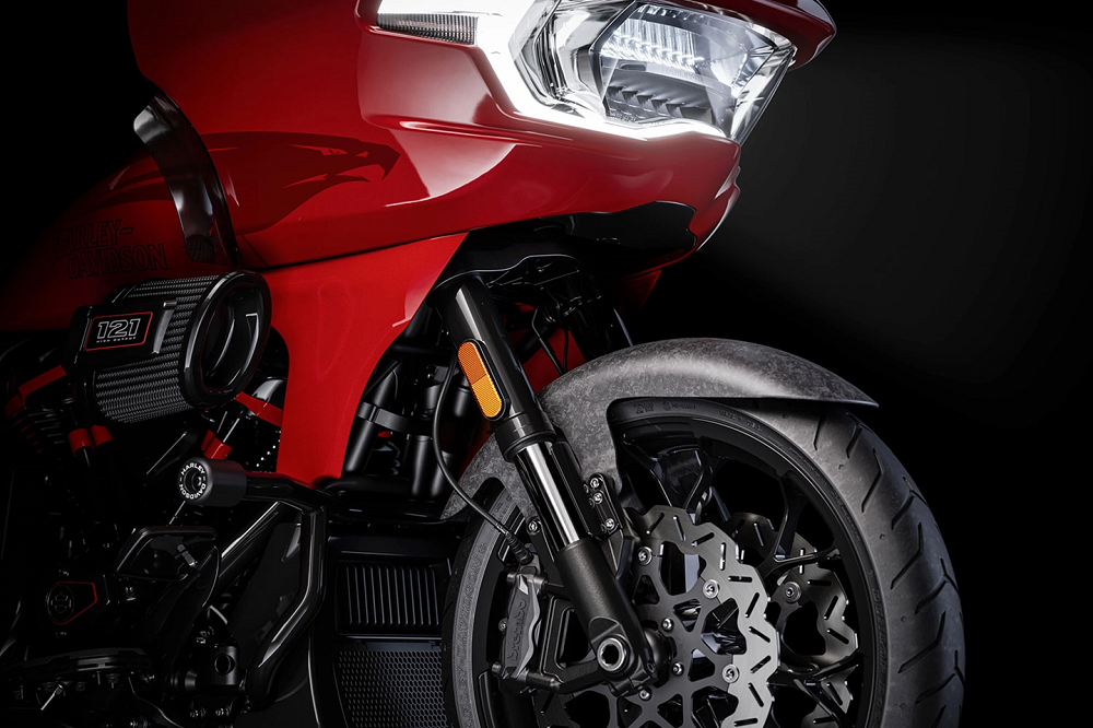 懸吊部分都是採用Showa的產品，旗艦的ST版本則是全可調的配置