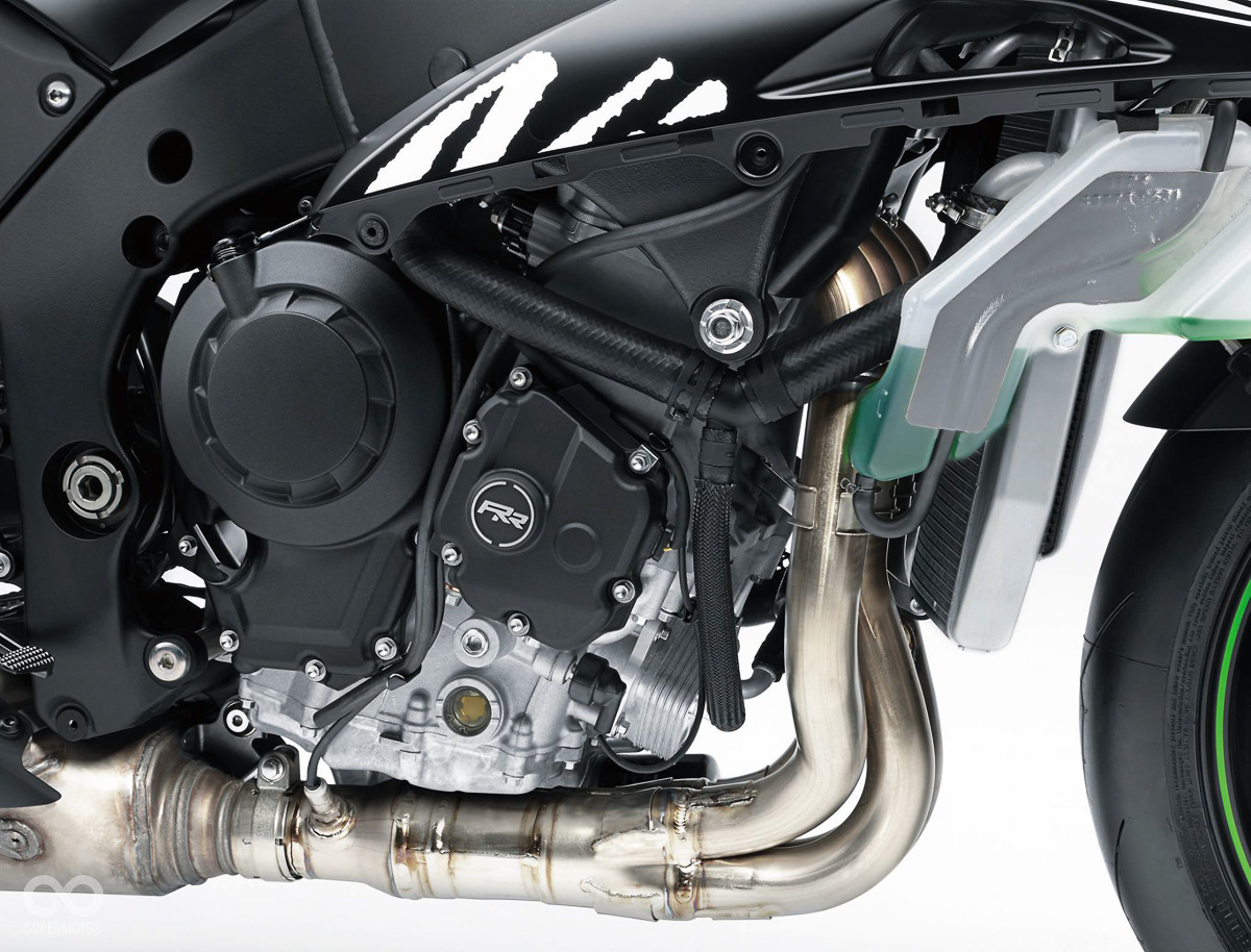 ZX-10RR在引擎右側特有的RR標誌