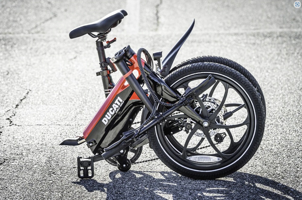 摺疊自行車的好處就是攜帶起來比一般自行車方便許多,曾經也在台灣引起一波風潮