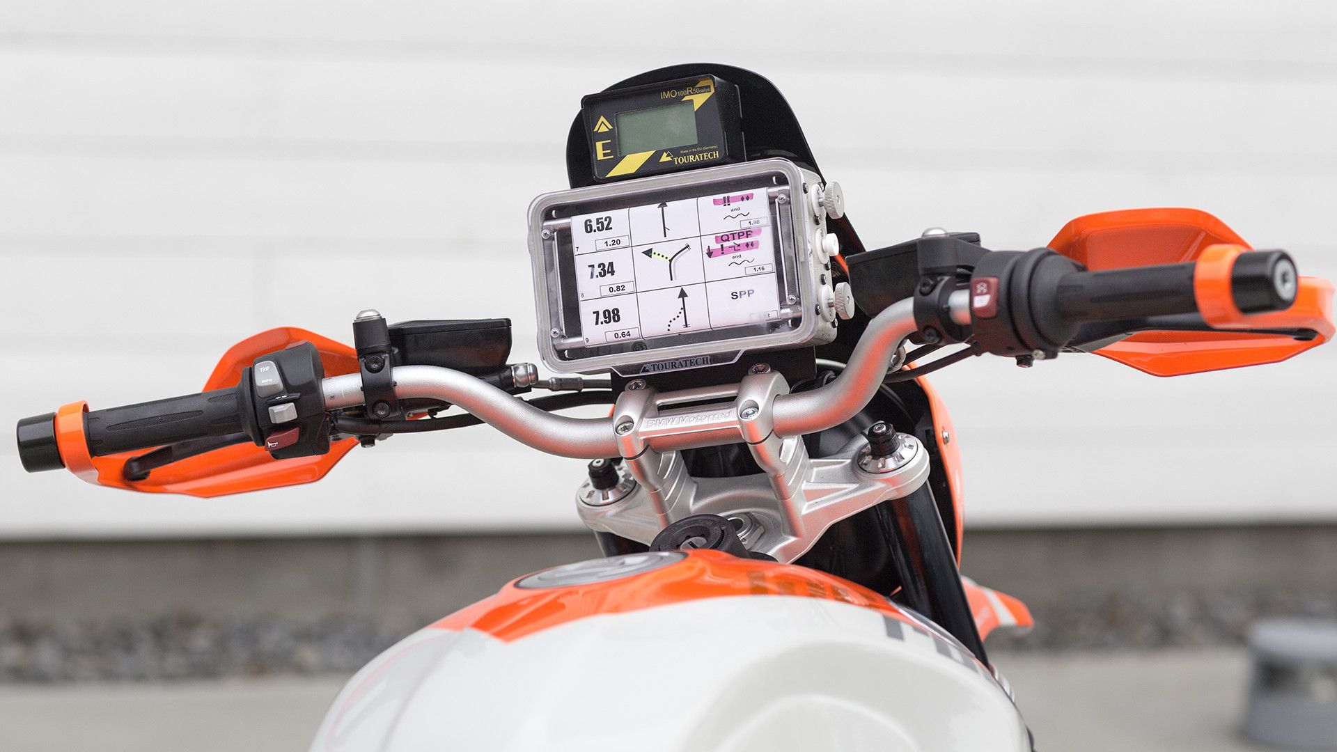 儀表為路線導引的衛星導航系統（GPS）。