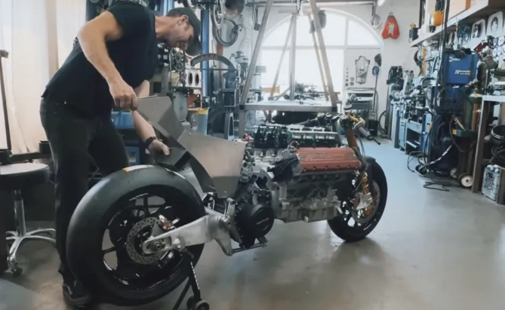 整輛車採用了Öhlins的懸吊、Brembo卡鉗以及純手工打造的後搖臂來配合將近300公斤的車重