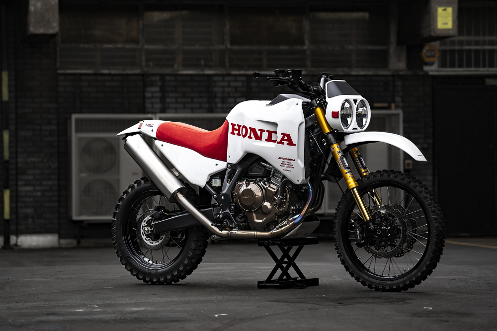 為了重現復古裸把設計,車輛的TFT儀表也直接拆掉換成了傳統的儀表設計