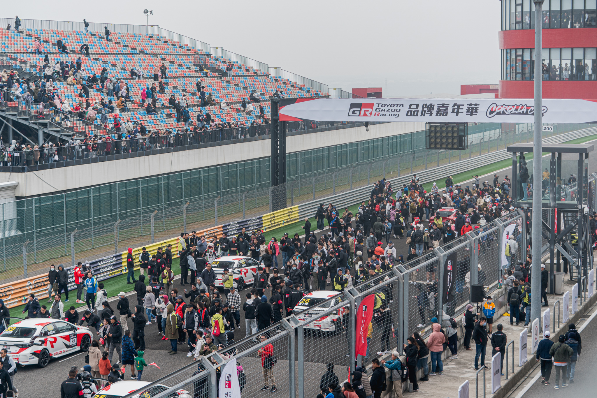 Corolla Cup比賽前開放所有民眾到賽道上近距離觀看賽車、與參賽車手互動，體驗賽道熱血氛圍。