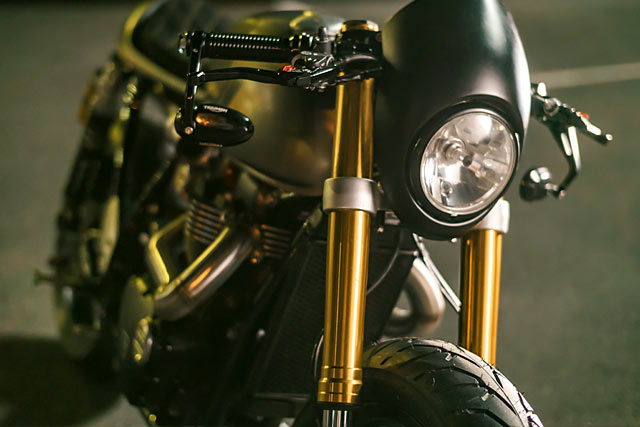 分離把周遭的管線也予以簡化，原來加油把手上的ride-by-wire 機構被藏到油箱下方，讓車頭周圍更顯簡潔，這也是手工車的最大特色