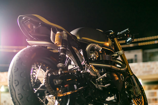 技師將排氣管刻意拉高，拆掉空濾盒，以左右單出的方式經過座墊下方，一路拉至車尾