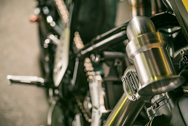 原來的進氣系統則另外製作兩支鋁合金的進氣道，往車體外側向前延伸，整體造型與向後的排氣管相呼應，塑造一股十分獨特的工業感