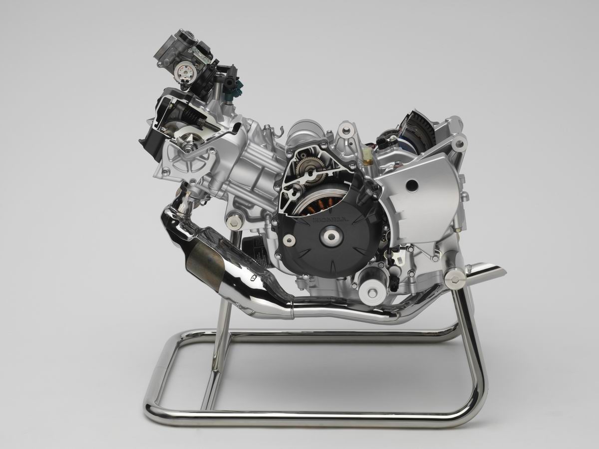 前傾62度的水冷並列雙汽缸670c.c.引擎，擁有優異的油耗表現