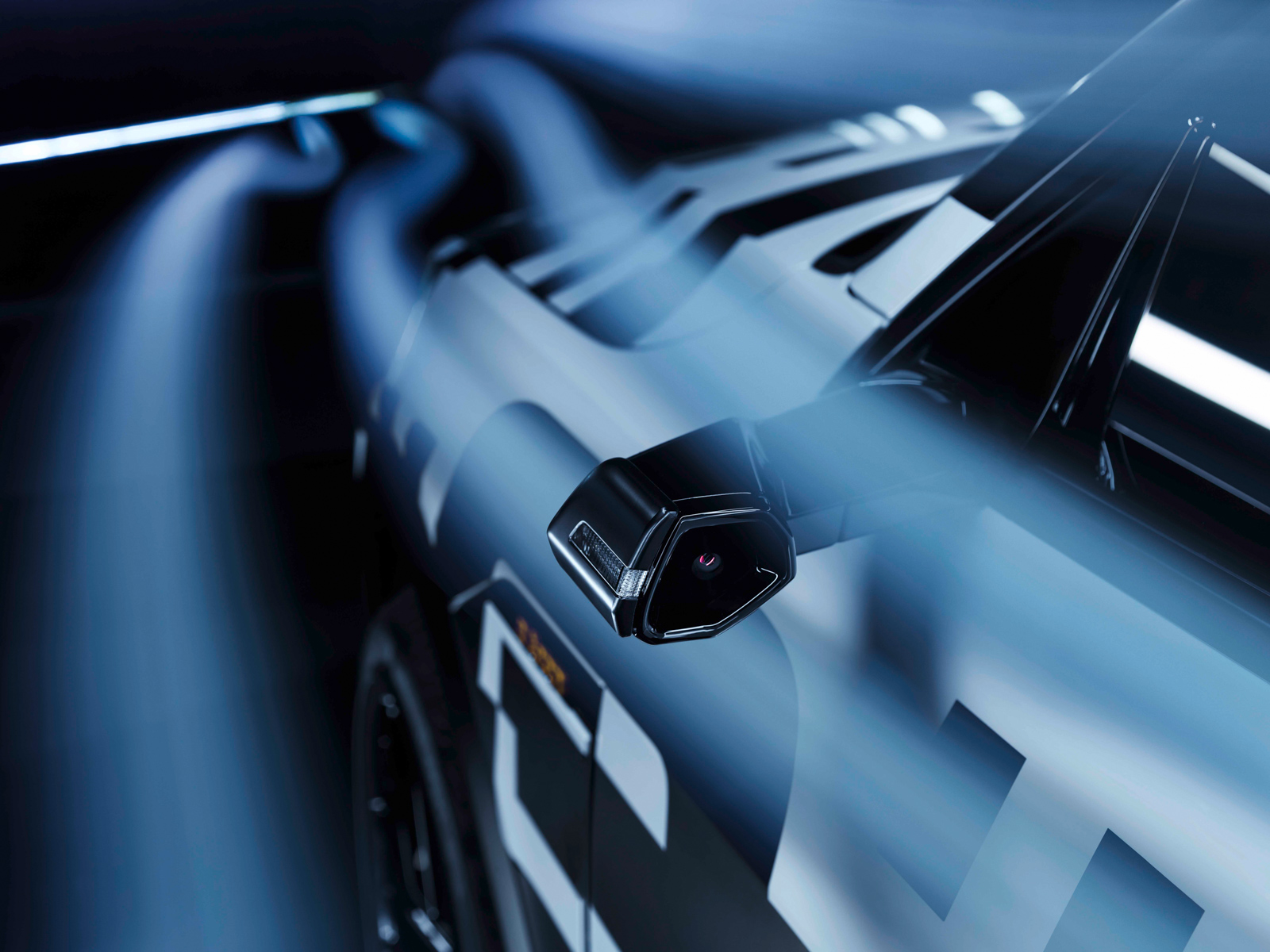 創新虛擬式後視鏡將率先搭載於Audi e-tron 量產車上，透過其窄小的造型設計，可讓車身寬度減少15公分，實際減少阻力，同時後照鏡更整合小型攝影機功能，能捕捉即時畫面並投射於儀表板或車門邊OLED螢幕上，提供駕駛協助識別車外狀況，進而提升安全性
