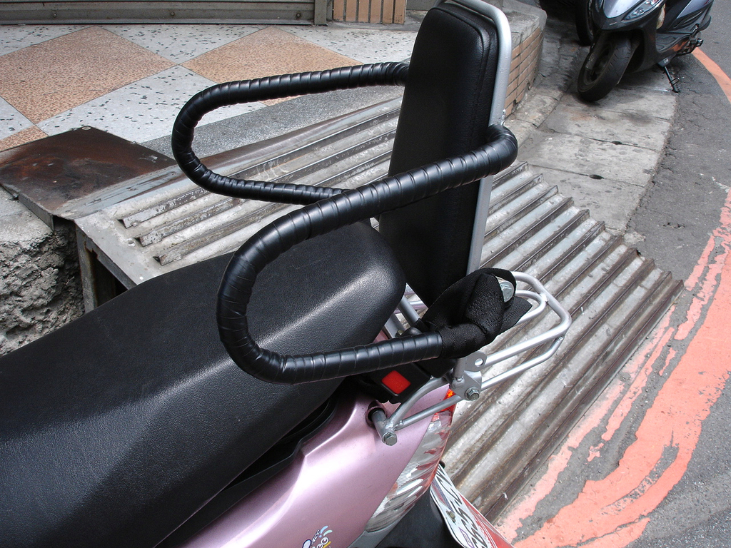 雖然發生意外這類型座椅不一定絕對安全,但至少可以固定小孩不滑落