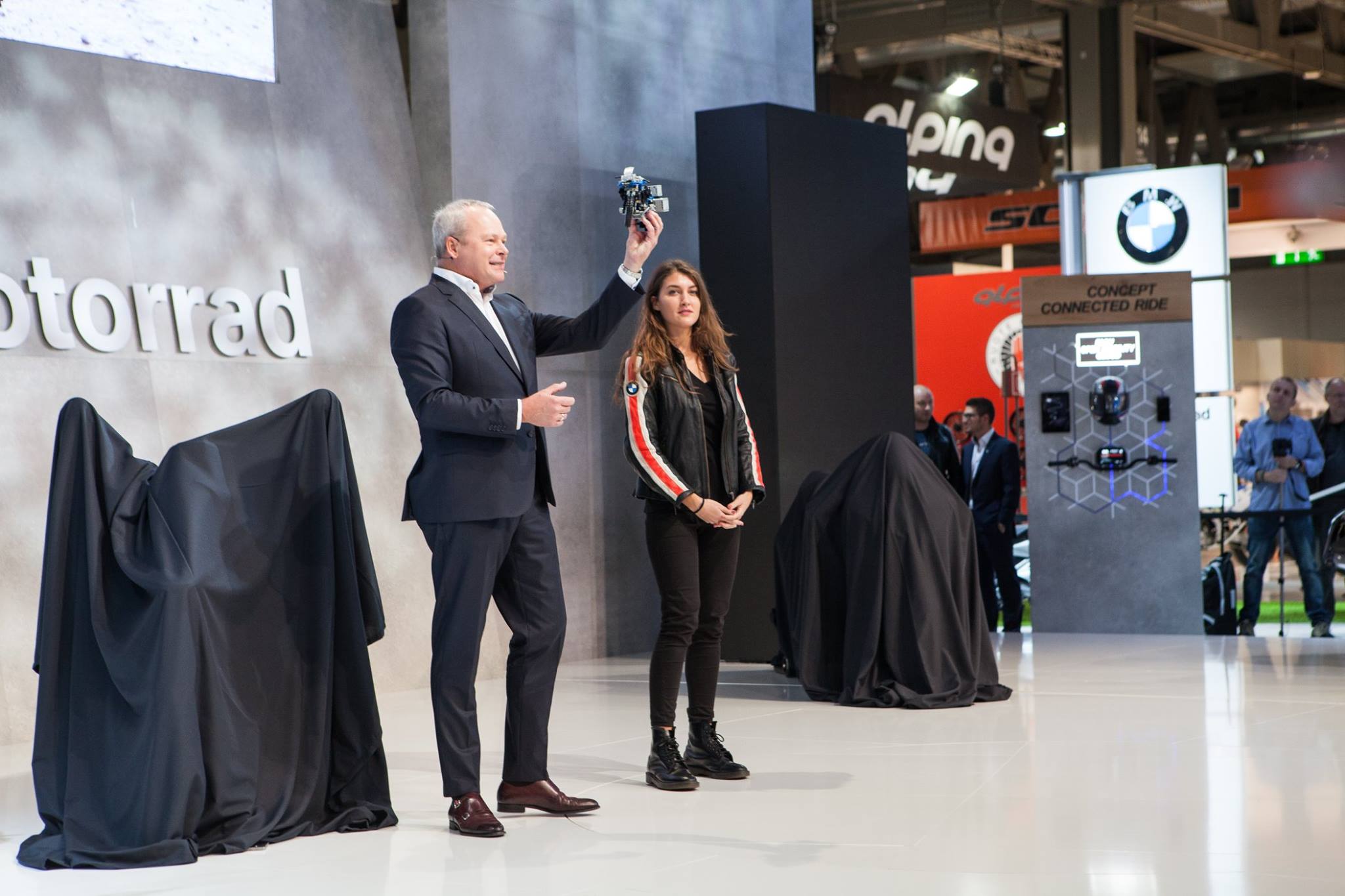 LEGO BMW R1200 GS由603片積木組成，擬真度相當高，預定在2017年正式上市