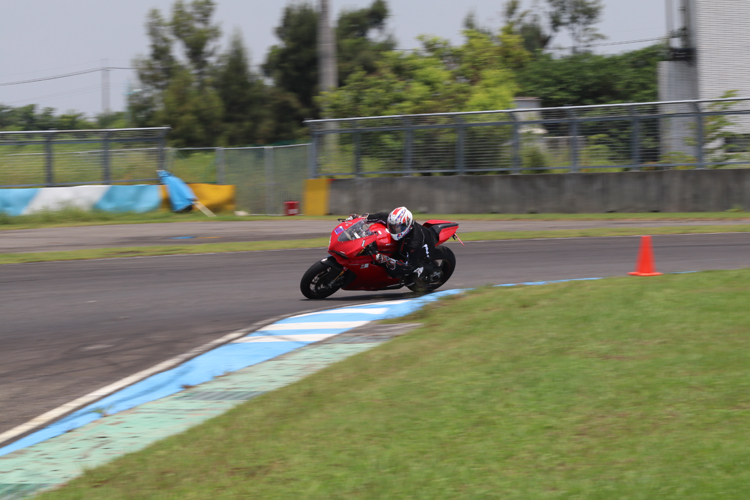 只要掌握了進彎的節奏與慢進快出的要領,多數的彎道問題都能迎刃而解,同樣的觀念應用在山路上,不但能讓你騎得更快還能騎得更安全