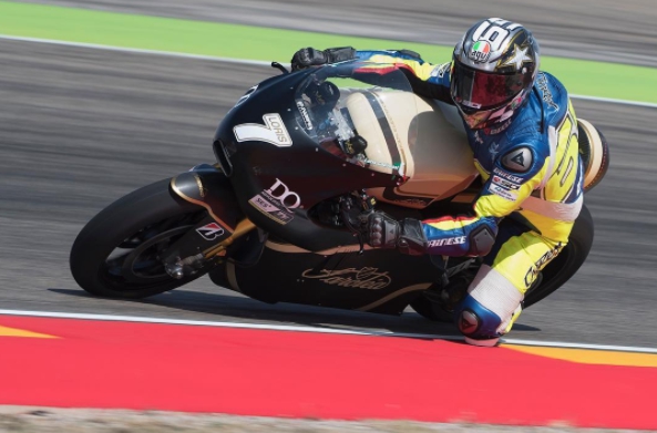 Loris Capirossi在亞拉岡賽道測試電動賽車SP7過彎的英姿