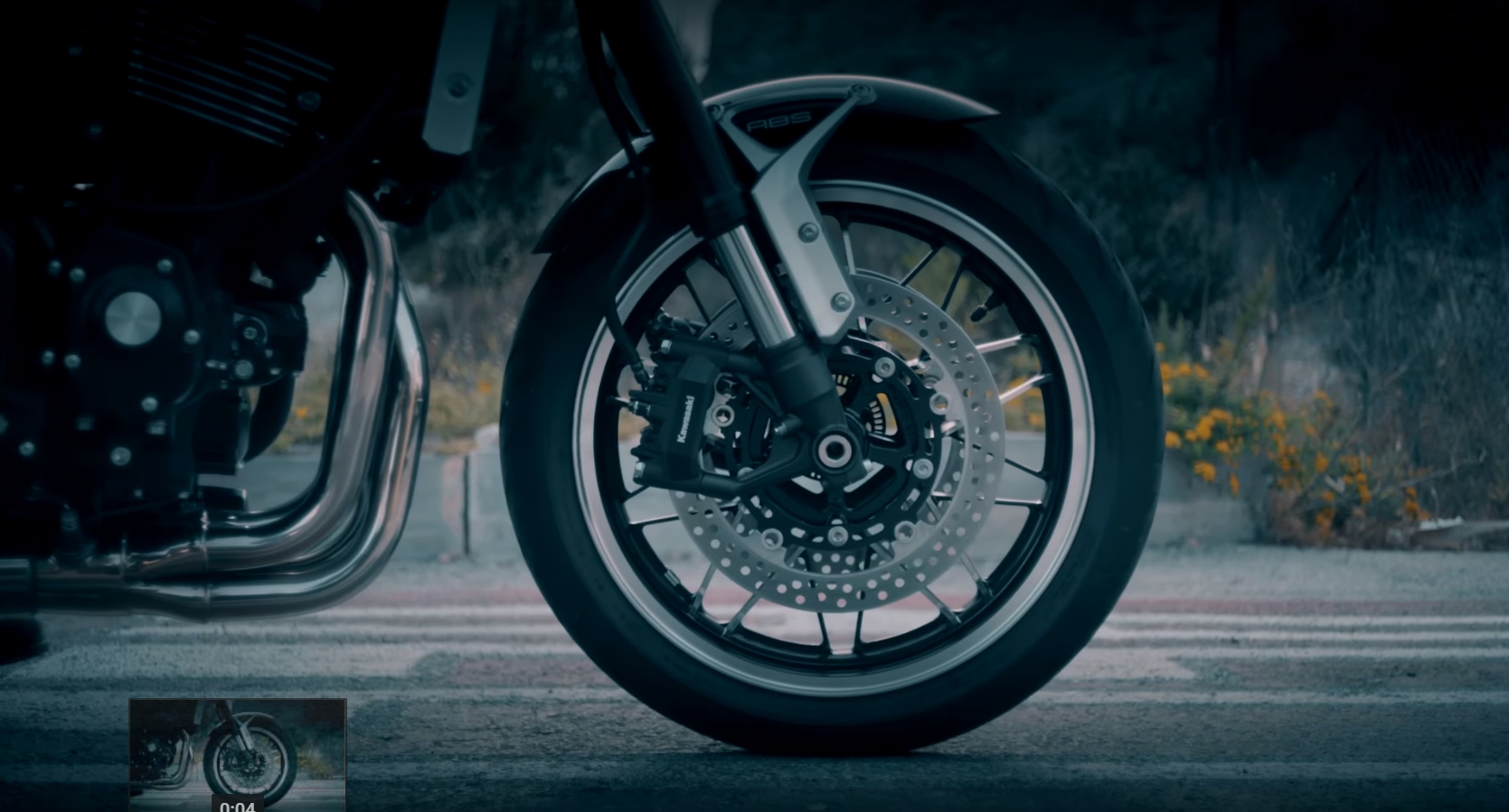 10幅20肋的輪框打造出類似鋼絲框的視覺感，配上雙碟的設計，一眼看來確實是殺氣十足。