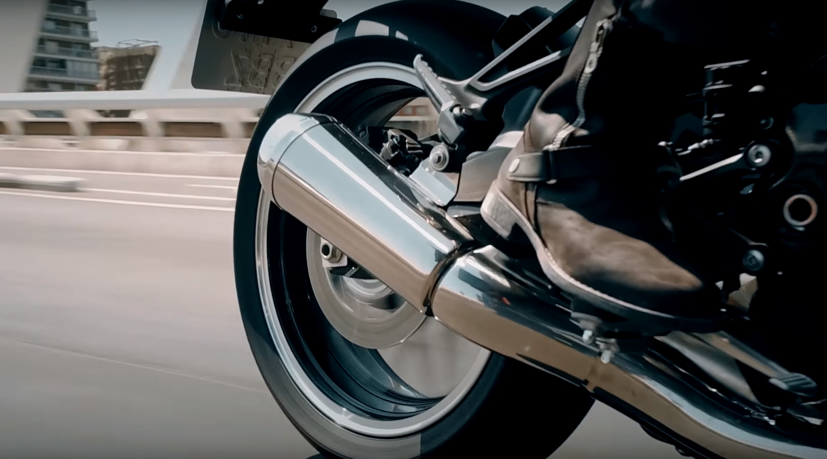 後方採用中置避震與稍微後移的腳踏設計，看來跑格十足，完全體現了車名中的RS兩個字