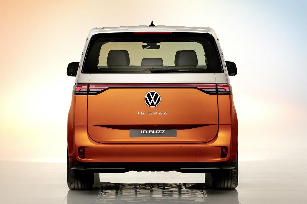 車尾部分除了大Logo之外，採用了流線型的尾燈設計