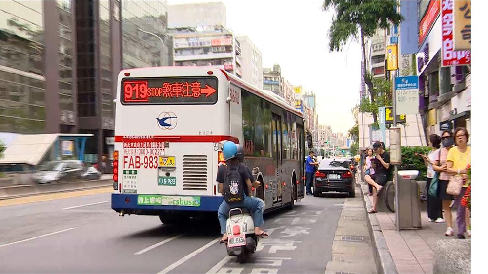 公車靠站和汽車路邊臨停,讓許多機車族群只好在隙縫中求生存