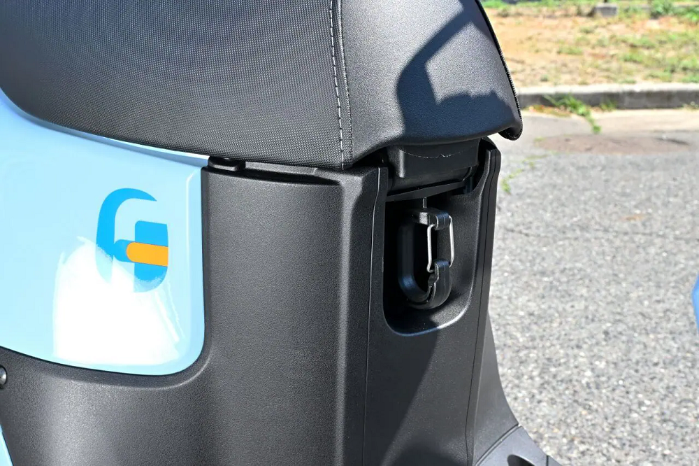 就連踏板旁都有一組掛勾