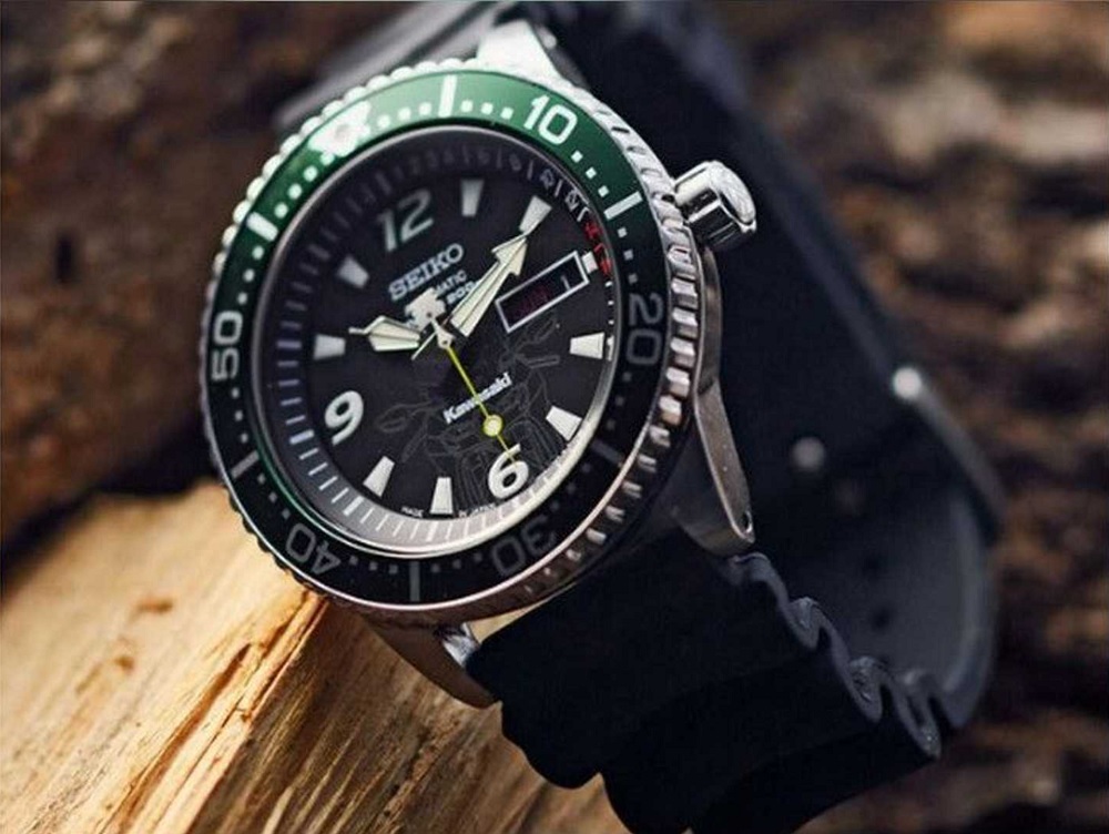 全新的ZX-10R聯名錶款,在錶面上就有一個ZX-10R的車頭作為背景