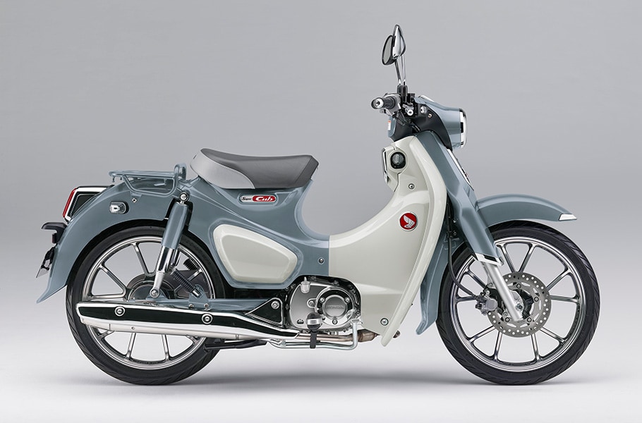 HONDA Super Cub S125全新的車色「Pall Cadet Grey珍珠灰」，車身採用珍珠灰搭米白的雙色設計，坐墊也採用深淺兩種灰色來點綴