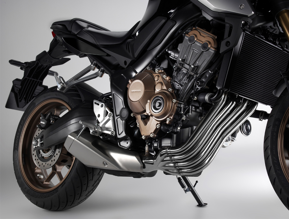 HONDA CB650R在動力方面採用649c.c.四缸的引擎配置，絕對是四缸車迷的首選