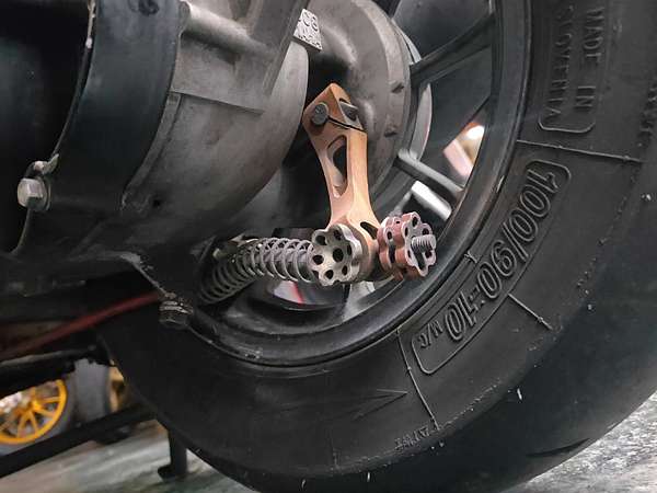 鼓煞系統可以透過煞車搖臂旋鈕來判斷,若旋鈕可輕鬆調整到底且沒什麼煞車力道,就代表煞車皮該更換了