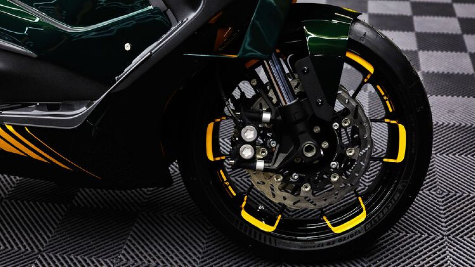 17吋輪圈也是Titan的一大標誌