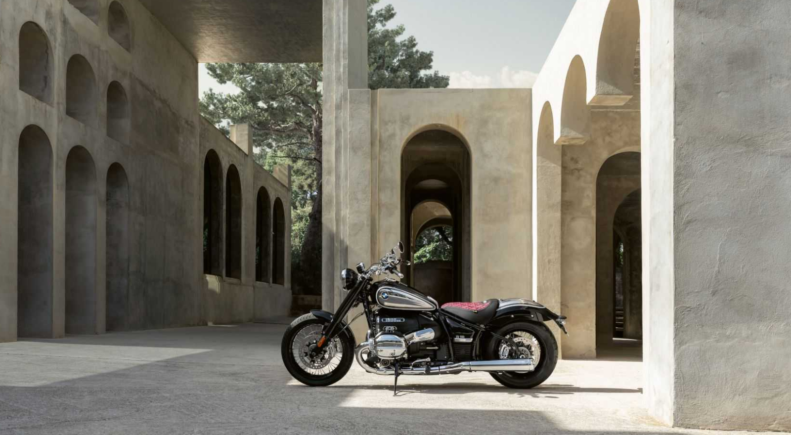 R 18車身修長，更加凸顯100週年紀念版色塊搭配的美感