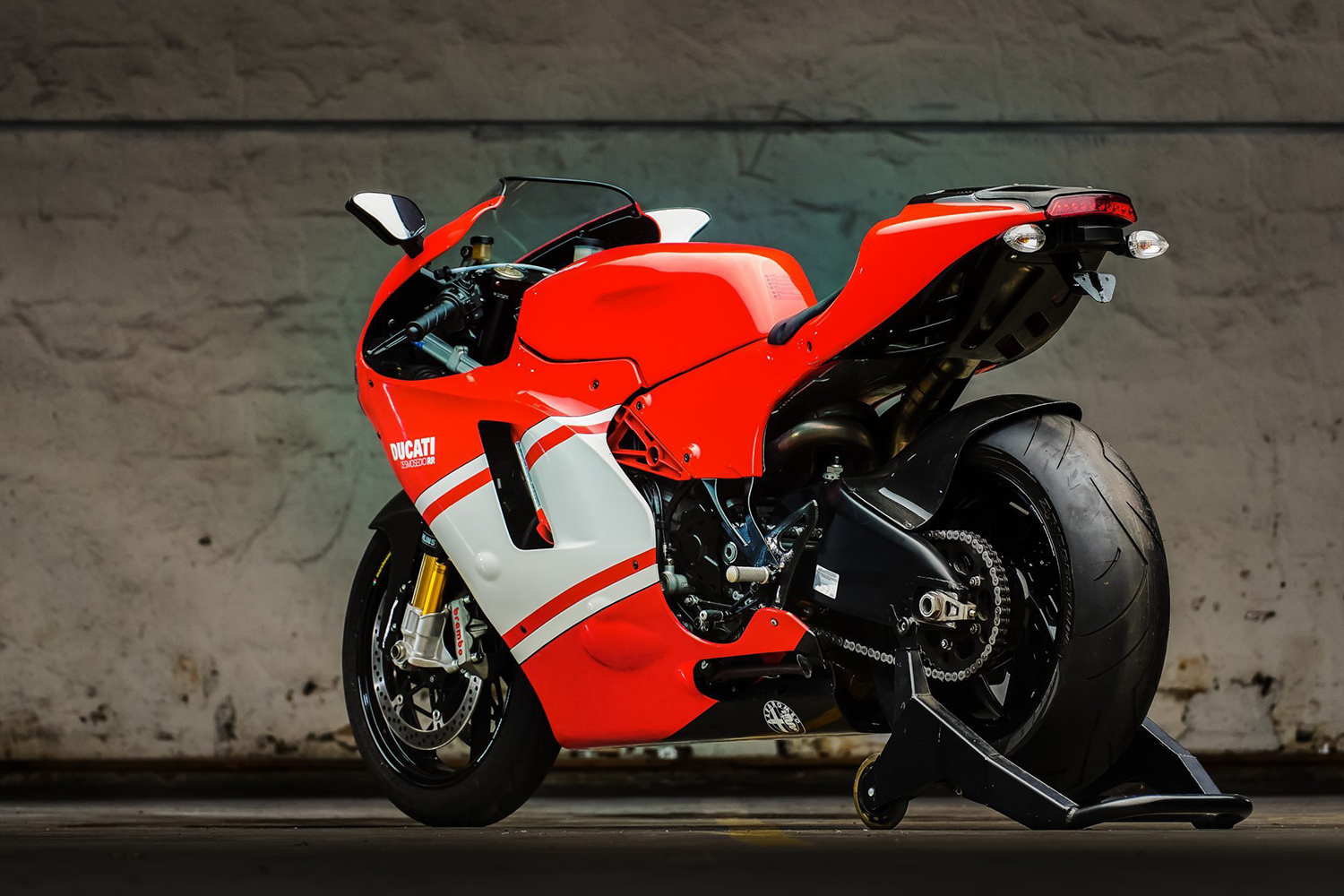 Ducati Desmosedici RR是從DUCATI GP6廠車下修而來
