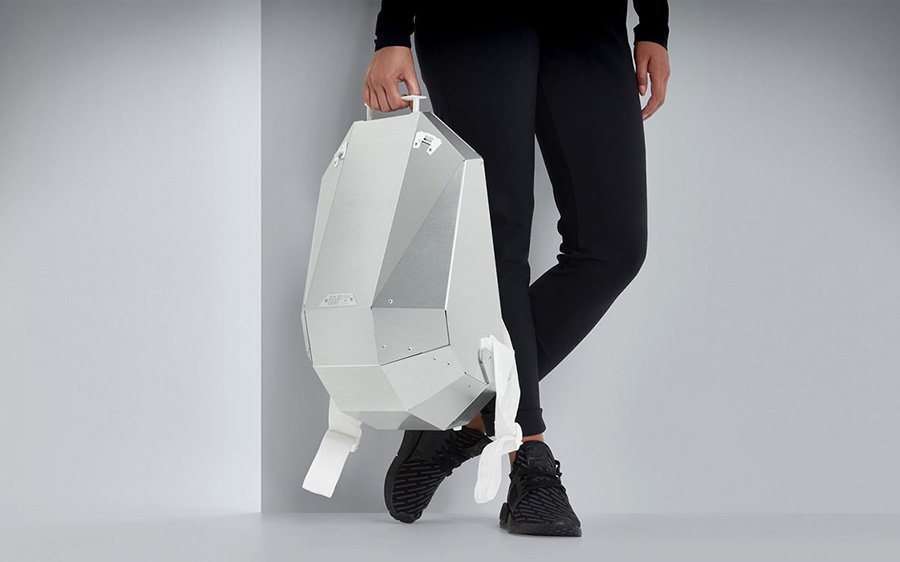 荷蘭有家設計公司以昆蟲甲殼作為靈感來源,以鋁質的複合材料打造出幾何外型的硬殼背包